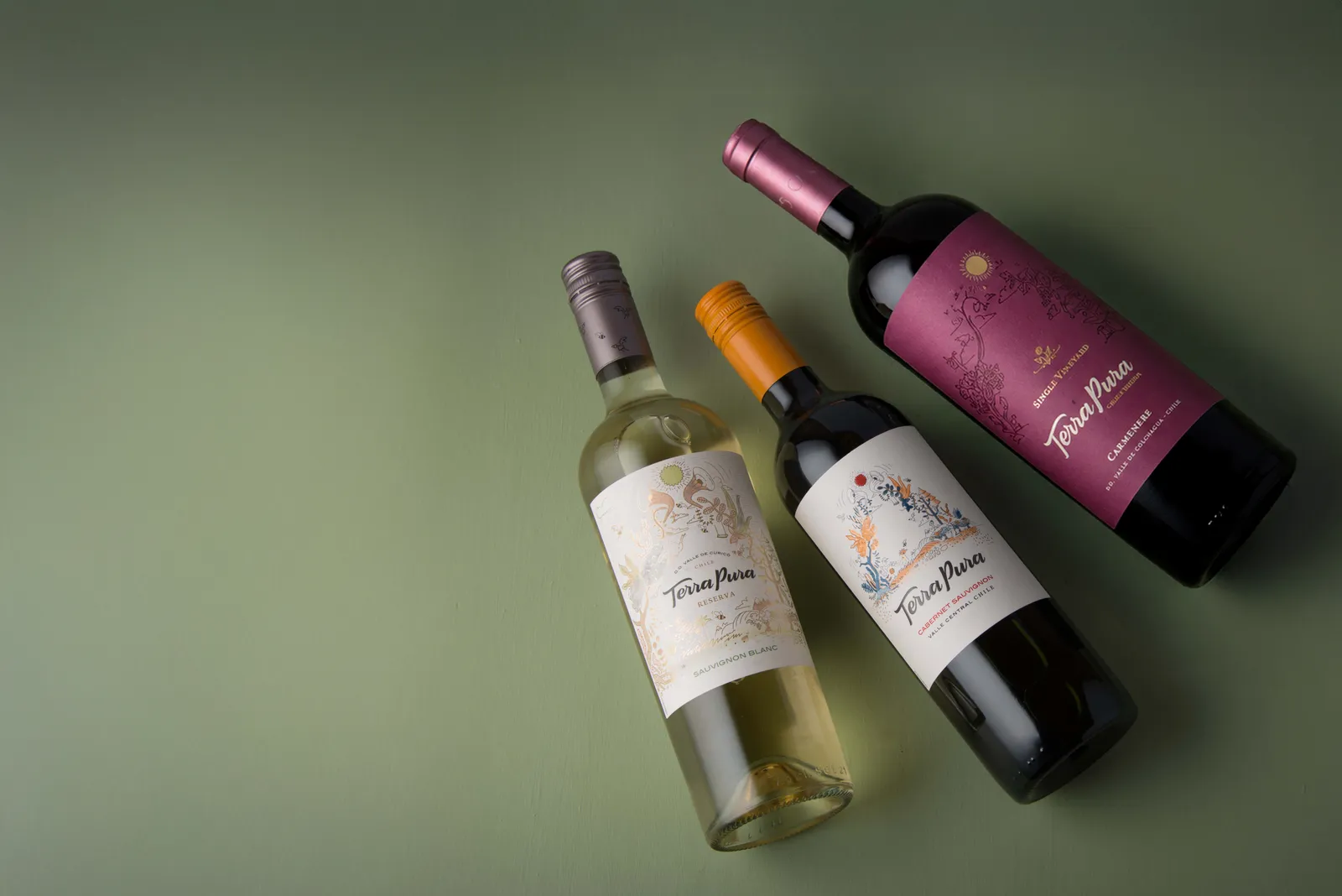 Botellas de TerraPura sobre la mesa